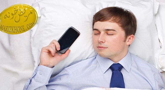 تلفن همراهتان را هنگام خواب از خود دور کنید ,مضرات استفاده از گوشی همراه,مضرات استفاده از تلفن همراه,کار هورمون ملاتونین,خطرات قرار دادن موبایل کنار رختخواب