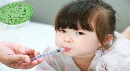 داروی کودک را با غذا و یا شیر مخلوط نکنید ,بهترین روش برای خوراندن دارو به کودک,بهترین زمان برای دادن دارو به کودکان,مضرات ترکیب دارو با غذای کودک