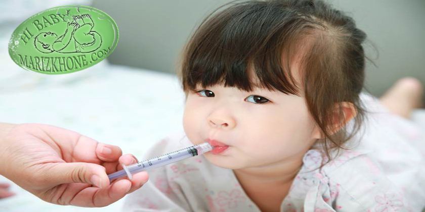 داروی کودک را با غذا و یا شیر مخلوط نکنید ,بهترین روش برای خوراندن دارو به کودک,بهترین زمان برای دادن دارو به کودکان,مضرات ترکیب دارو با غذای کودک